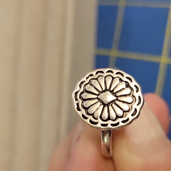 Silver Tone Medallion Ring Size 8 - Picture 1 of 4